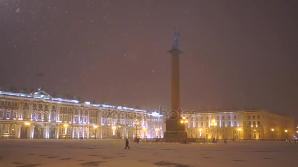 Praça Festiva Com Iluminação Pessoas Ambulantes Nevasca — Vídeo de Stock