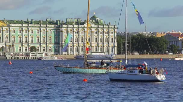 Visa Förankrade Fritidsbåtar Som Står Nära Bojar Staden Bakgrund — Stockvideo