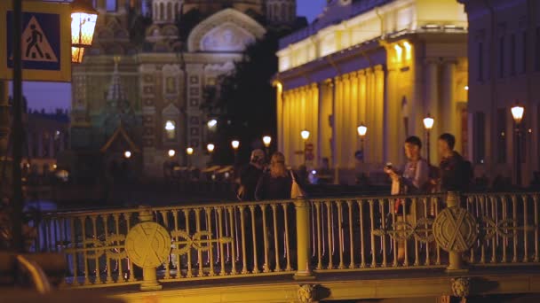 Stadsgezicht Van Nacht Stad Met Verlichting Lopen Mensen — Stockvideo