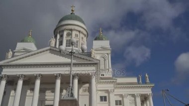Helsinki, Finlandiya için Senato Meydanı üzerinde katedral: gündüz bulutlu gökyüzü arka plan üzerinde Kilise görünümünü kapat