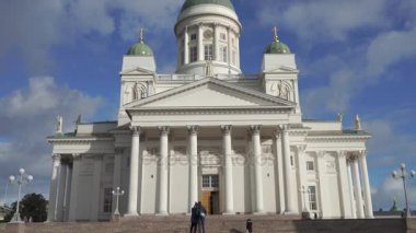 Helsinki, Finlandiya için Senato Meydanı üzerinde katedral: kapatmak görünüm kilisede gündüzleri bulutlu gökyüzü arka plan üzerinde arayan insanların