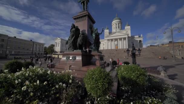 Pohled Památník Lidí Kteří Jdou Poblíž Kostela Pozadí — Stock video