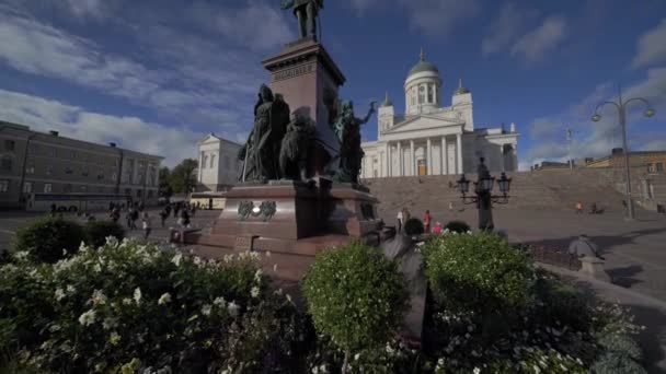 Emlékmű Templom Közelében Háttér Sétáló Emberek — Stock videók