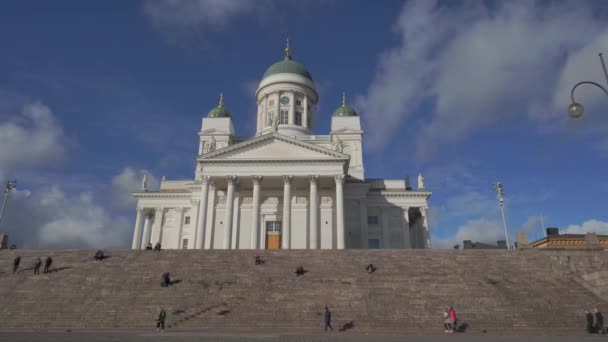 Catedral Plaza Del Senado Helsinki Finlandia Personas Caminando Cerca Iglesia — Vídeos de Stock