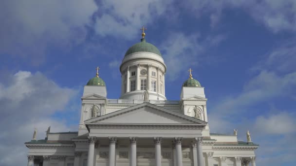 芬兰赫尔辛基参议院广场上的大教堂 白天在多云的天空背景下的教堂的近观 — 图库视频影像