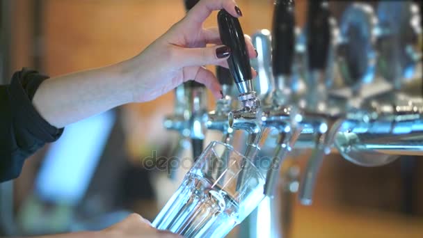 Κλείστε Την Προβολή Γυναικεία Χέρια Πλήρωση Ποτήρι Μπύρα — Αρχείο Βίντεο