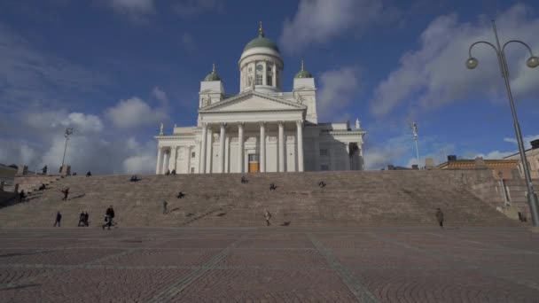 헬싱키 핀란드의 광장에 대성당 사람들이 주간과 하늘에 — 비디오