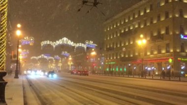 Nevsky prospekt sokak, Saint-Petersburg, Rusya kar yağışı: kenti yürüyüş insanlar ve hareketli araba kar fırtınasında ile aydınlatılmış