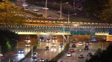 Görünümü dört yöne hareket ve köprü ile gece trafik