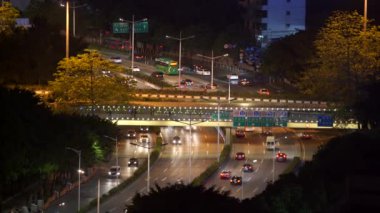 Görünümü dört yöne hareket ve köprü ile gece trafik gözlemleyerek