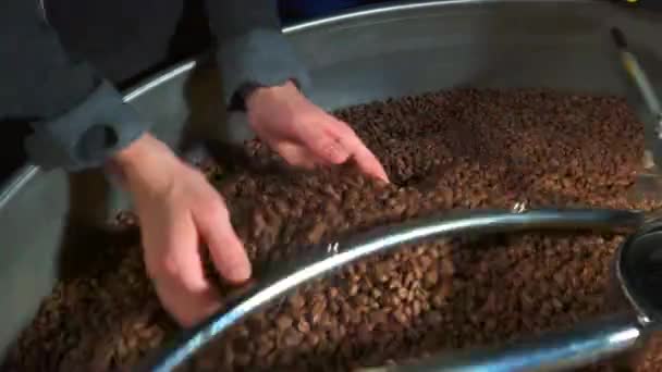 Близкий Вид Мужских Рук Проверяющих Кофе — стоковое видео