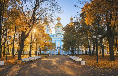 Tritity Katedrali sonbaharda St. Petersburg'da gözlemleyerek.