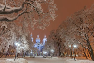 Tritity Katedrali kışın St. Petersburg'da gözlemleyerek.