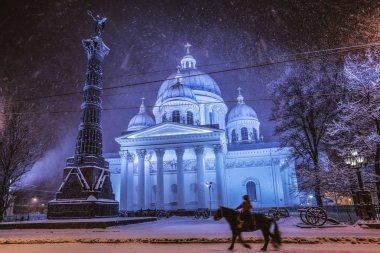 Gece kar yağışı ve Trinity Katedrali, St Petersburg, Rusya