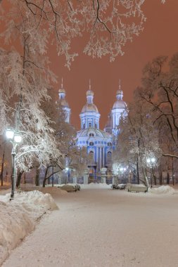 Gece kar yağışı ve Trinity Katedrali, St Petersburg, Rusya