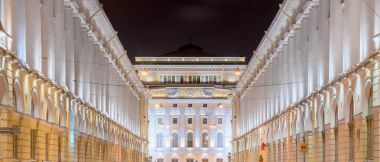 Hemen hemen tview ışıklı Palace Meydanı, Saint-Petersburg, Rusya Federasyonu.