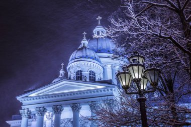 Gece kar yağışı ve Trinity Katedrali, St Petersburg, Rusya