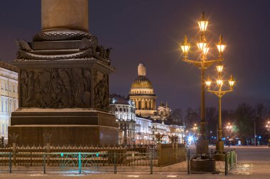 Ayrıntı görünümü binalar, anıtlar ve fenerler akşam, Saint-Petersburg, Rusya Federasyonu.