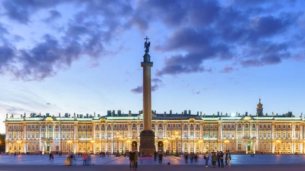 İskenderiye sütun görünümünü Palace Meydanı ' nda Saint-Petersburg, Rusya Federasyonu.