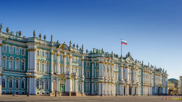 Kışlık Sarayın görünümü gündüz, Saint-Petersburg, Rusya Federasyonu.