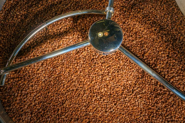 Ovanifrån Kaffe Rostning Maskin Blandande Kaffebönor — Stockfoto