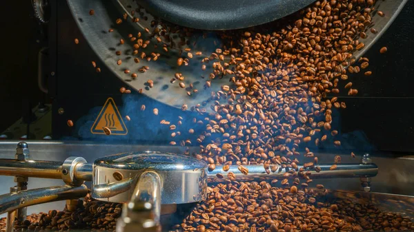 Detaljvy Kaffebryggare Sortering Och Rostning — Stockfoto