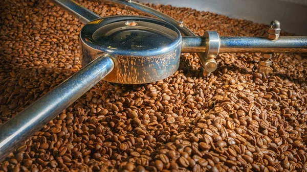 Nahaufnahme Einer Kaffeeröstung Die Bohnen Mixt — Stockfoto