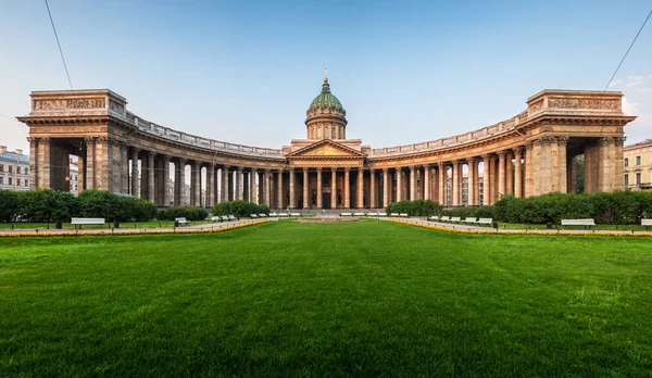 Saint-Petersburg, Rusya-Temmuz 9, 2006: Gözlemleyerek görünümünü Kazan Katedrali, Saint-Petersburg, Rusya Federasyonu