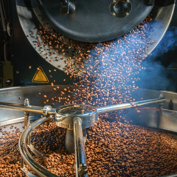 Utsikt Över Kaffebryggare Sortering Och Rostning — Stockfoto