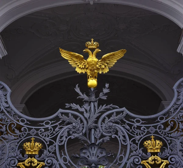 二头鹰在圣彼得堡冬宫博物馆大门 — 图库照片