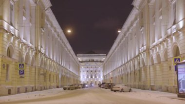 Binalar ve akşam otomobillerde Palace Square Street, Saint-Petersburg, Rusya Federasyonu.