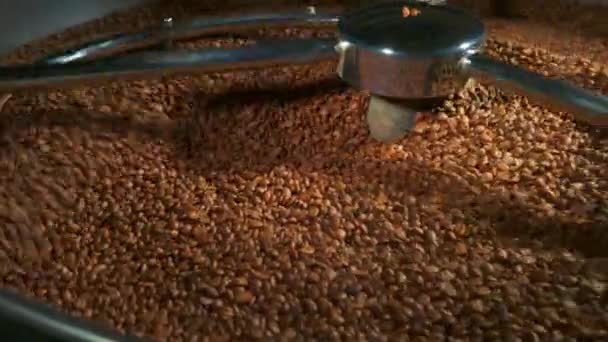 咖啡烘焙机工作过程的观察观 — 图库视频影像