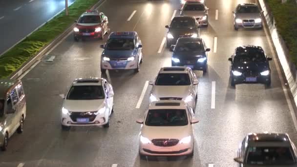 Blick Auf Autos Die Sich Nachts Die Gleiche Richtung Bewegen — Stockvideo