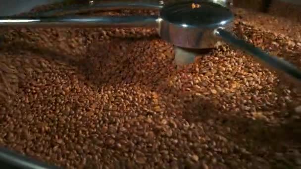 咖啡烘焙机工作过程的观察观 — 图库视频影像