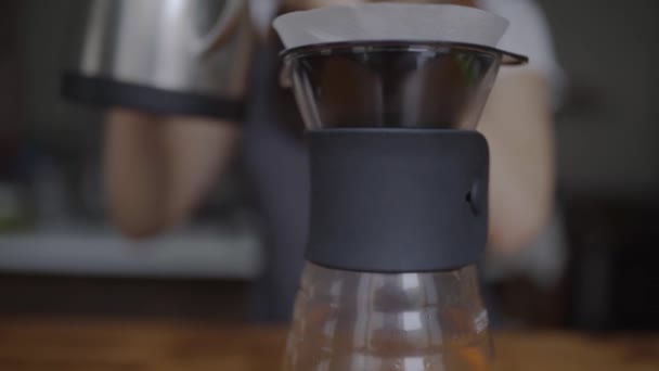 Weergave Van Vrouwelijke Barista Gieten Van Kokend Water Uit Theepot — Stockvideo