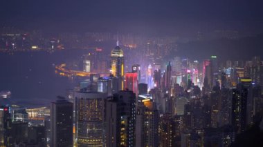 Fütüristik kenti gözlemleyerek gece, Hong Kong, Çin.