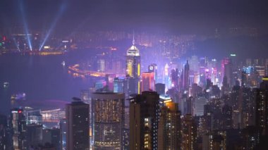 Görünüm şehir parlak aydınlatma akşam, Hong Kong, Çin.