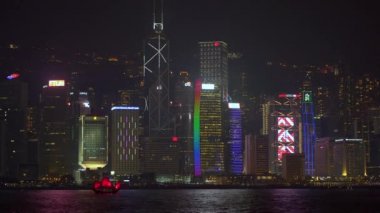 Akşam ve parlak gemi deniz, Hong Kong, Çin hareketli fütüristik kenti.