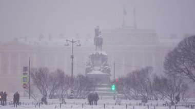 Görüntülemek binaların, karşıya taşıma ve anıt-Nicholas hareketli insanlar ben, Saint-Petersburg, Rusya Federasyonu.