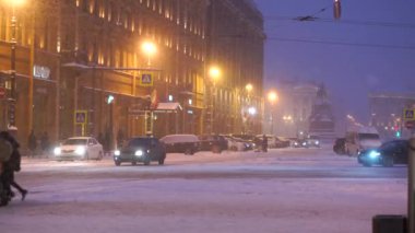 Görünüm binalar, citylights, insanlar karşıdan karşıya geçerken ve hareketli taşıma, Saint-Petersburg, Rusya Federasyonu.
