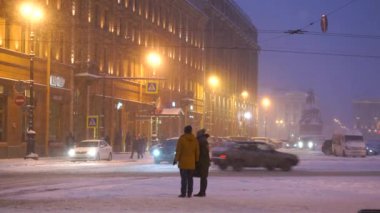 Görünüm binalar, citylights, insanlar karşıdan karşıya geçerken ve hareketli taşıma, Saint-Petersburg, Rusya Federasyonu.