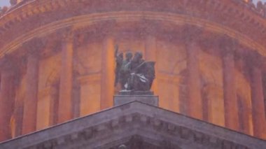 Bina akşam, Saint-Petersburg, Rusya Federasyonu çatı ve Ayrıntılar görünümü.