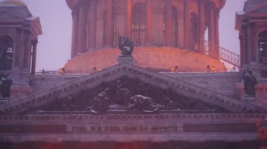 Bina akşam, Saint-Petersburg, Rusya Federasyonu çatı ve Ayrıntılar görünümü gözlemleyerek.