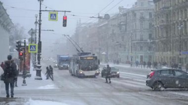 Binalar, karşıdan karşıya geçerken gündüz ve taşıma, Saint-Petersburg, Rusya Federasyonu hareketli insanlar görünümünü.