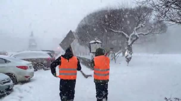 Sicht Auf Menschen Schneebedeckte Bäume Und Geparkte Autos Saint Petersburg — Stockvideo