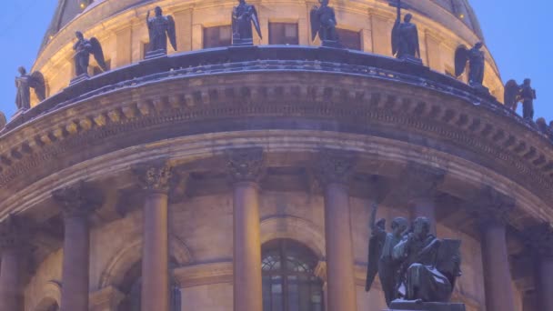 Vista Detallada Del Techo Del Edificio Detalles Escultura Noche Contra — Vídeo de stock