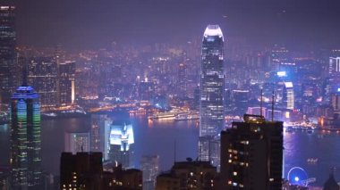 Fütüristik şehir renkli aydınlatma akşam, Hong Kong, Çin.