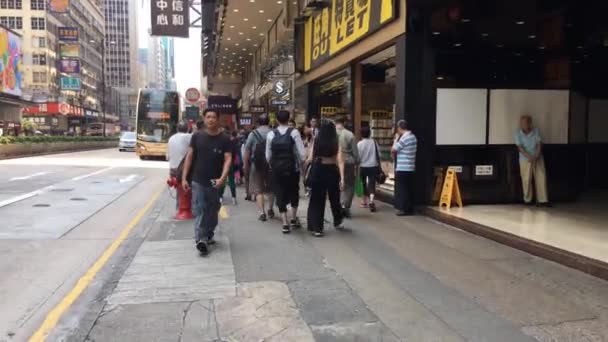 Hong Kong China Abr 2017 Peatones Caminan Por Calle Hong — Vídeo de stock
