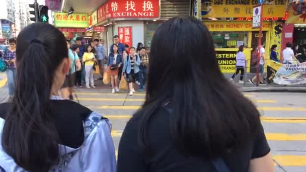 Hongkong Kina Apr 2017 Fotgängare Promenad Gatan Hong Kong Kina — Stockvideo