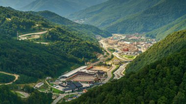 Binalar, taşıma ve dağlar arasında ağaçları ile rahat kenti gözlemleyerek